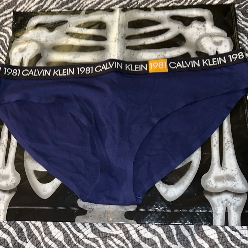 - - - Calvin Klein Bikini Panty
